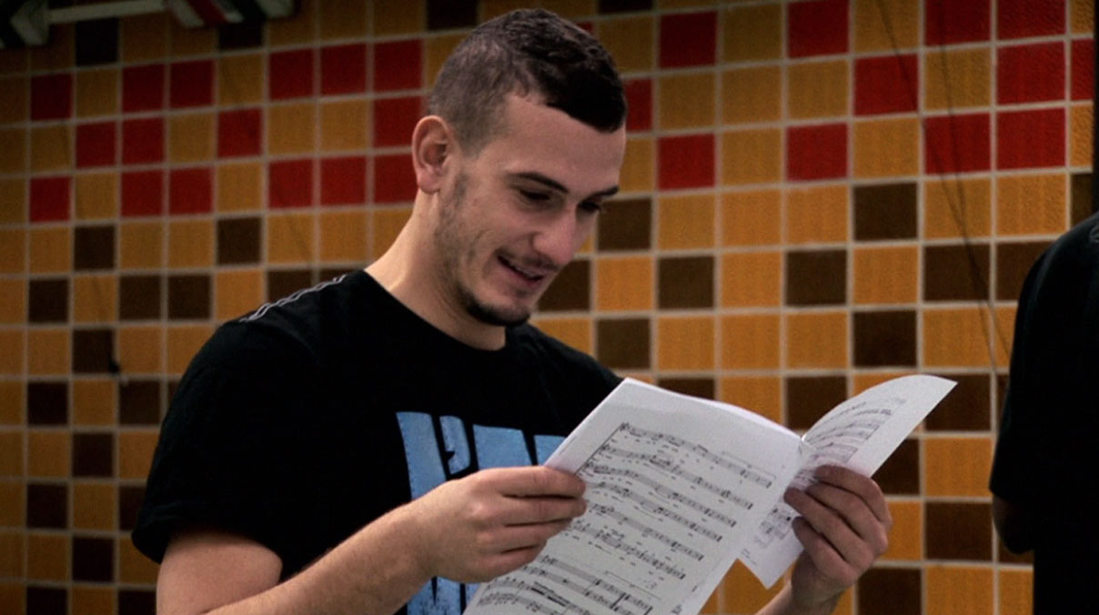 Moncef Zebiri, alors danseur de la Cie Pockemon Crew, contemplant la partition devant être chantée...