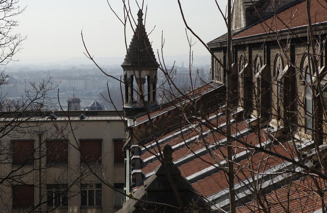 Rue Neyret à Lyon. Eglise désaffectée du Bon Pasteur et ancien bâtiment des Beaux-Arts construit dans les années soixante à l'emplacement de la caserne qui abritait après-guerre les Beaux-Arts de Lyon.