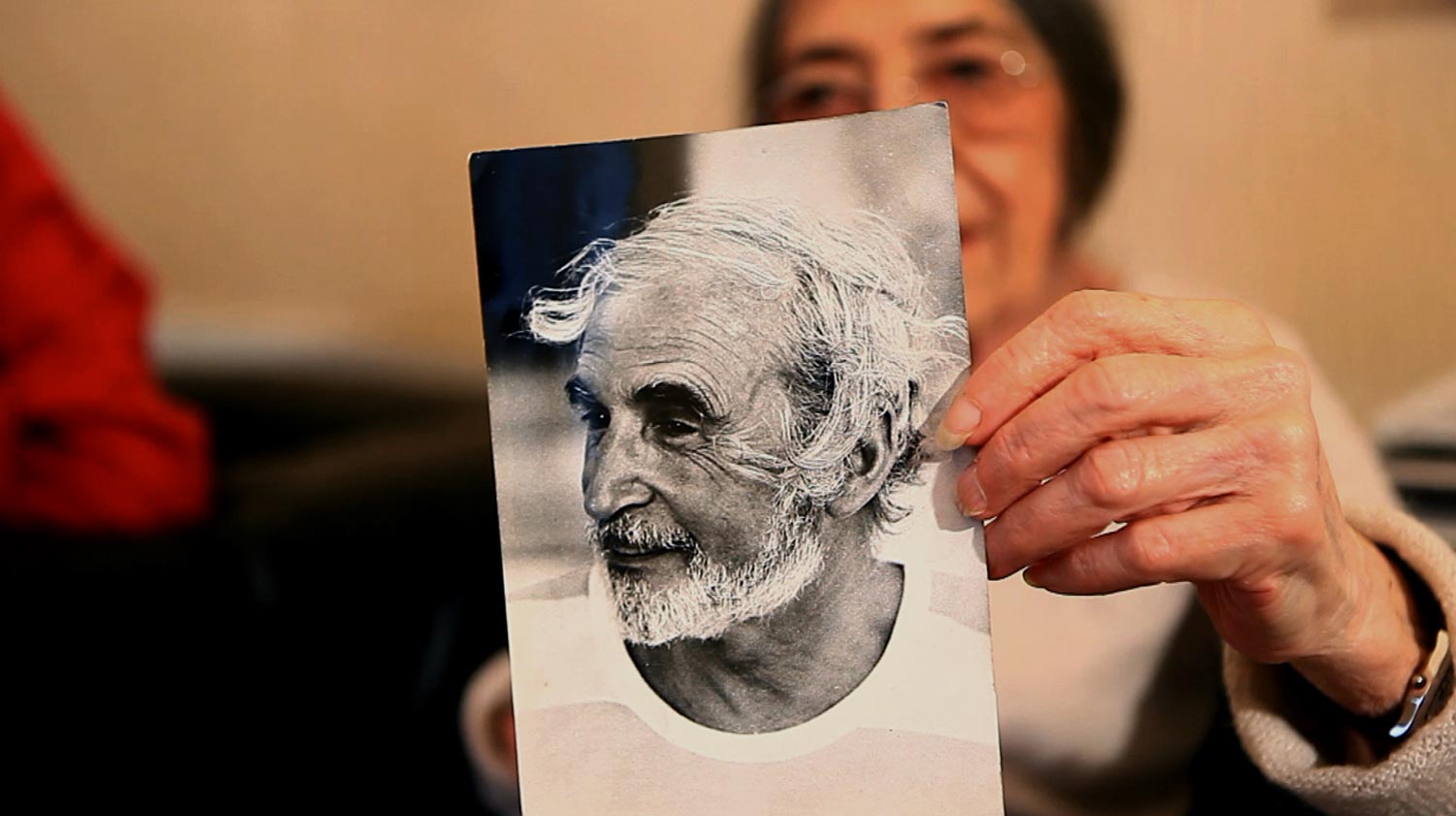 Michelle Janoir nous montre une photo de Jean-Jacques Lerrant par Gérard Amsellem.