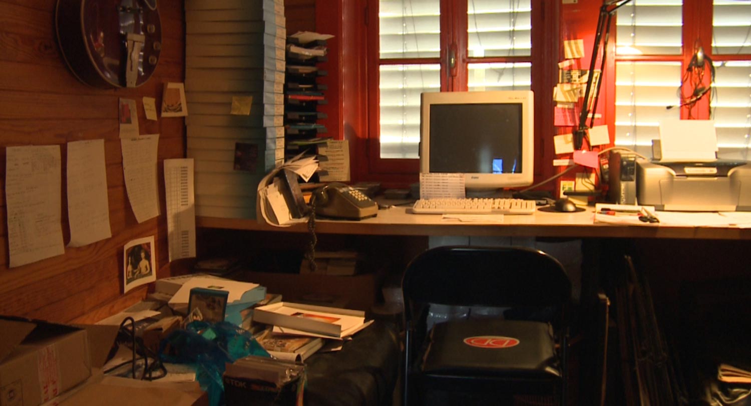 Le bureau de Janoir et l'ordinateur avec lequel il créait ses peintures numériques.